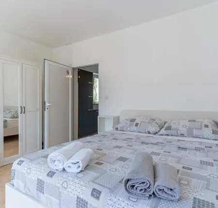 In With Balcony, Ac, Wifi, Washing Machine 4249-3