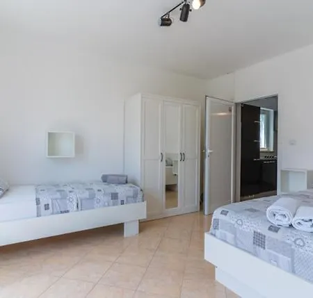 In With Balcony, Ac, Wifi, Washing Machine 4249-3 Appartamento
