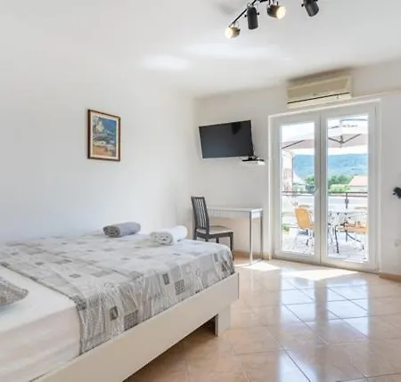 In With Balcony, Ac, Wifi, Washing Machine 4249-3 Cres